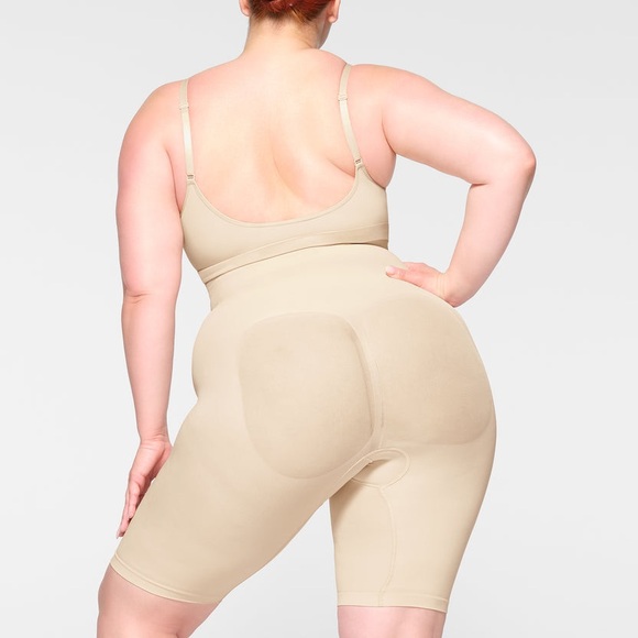 SKIMS- NEW SEAMLESS SCULPT HIGH-WAISTED ABOVE THE KNEE SHORT SIZE S/M in Sand - Picture 4 of 9